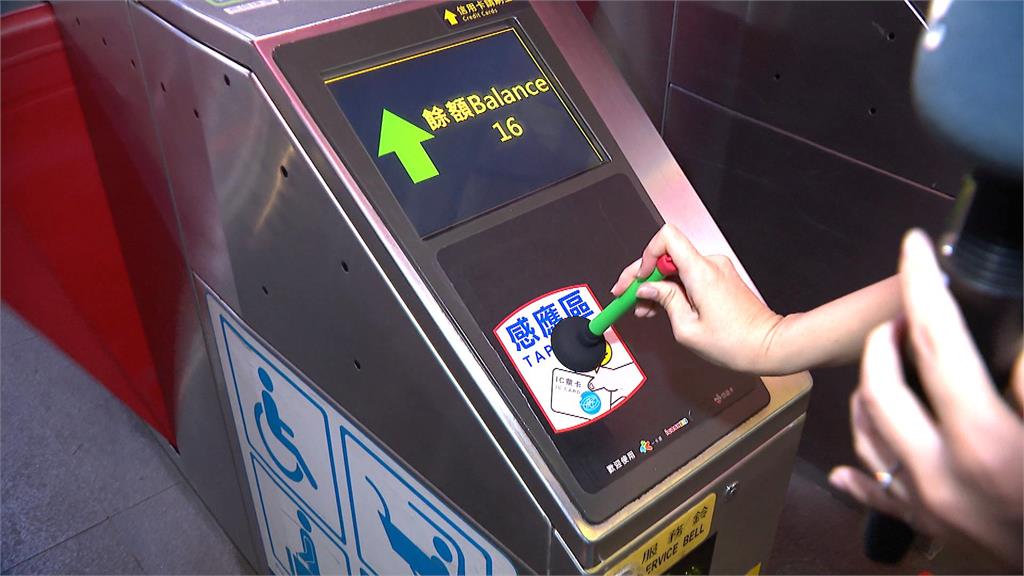 他拿「通馬桶神器」搭捷運 真相曝網:快還給打掃阿姨