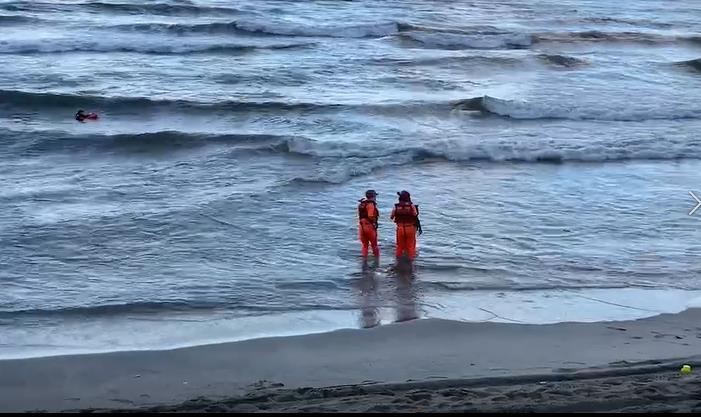 萬里沙灘2兄弟下海游泳遭捲外海 　警消派46人搜救中