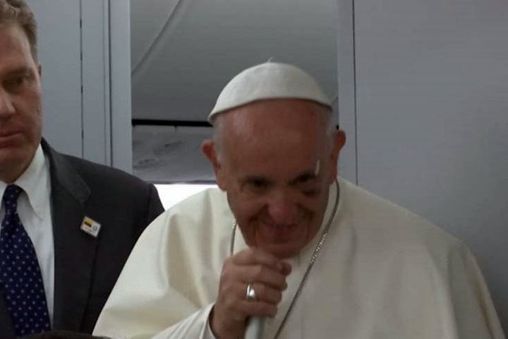 教宗見信徒不慎撞頭 笑回記者「沒事啦」
