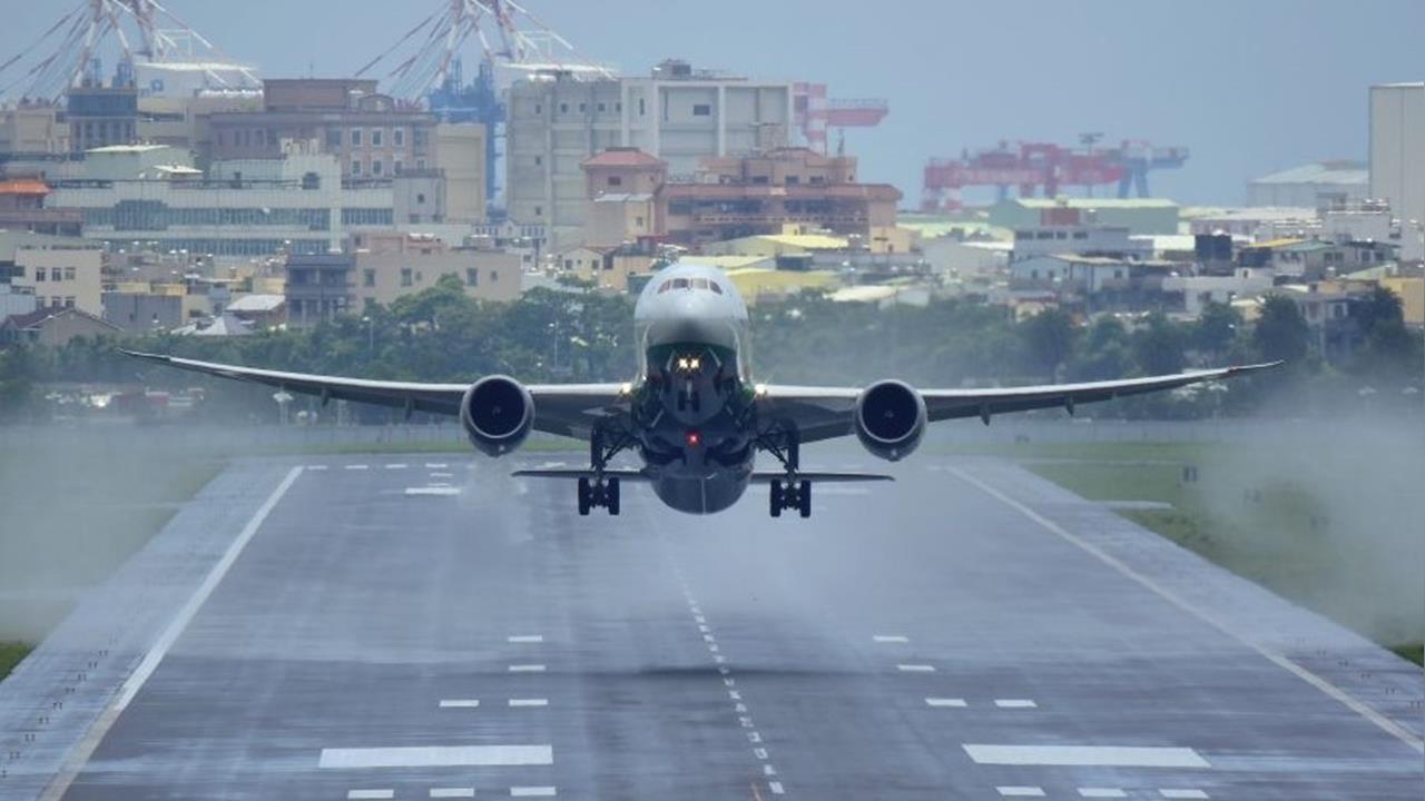 快新聞／長榮2客機同天「機身遭撞、機尾刮到」　部分旅客受影響