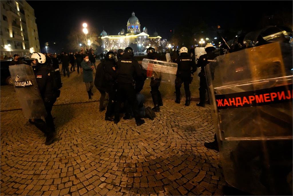塞爾維亞反對派抗議選舉結果不公　8員警受傷、38名示威者被捕