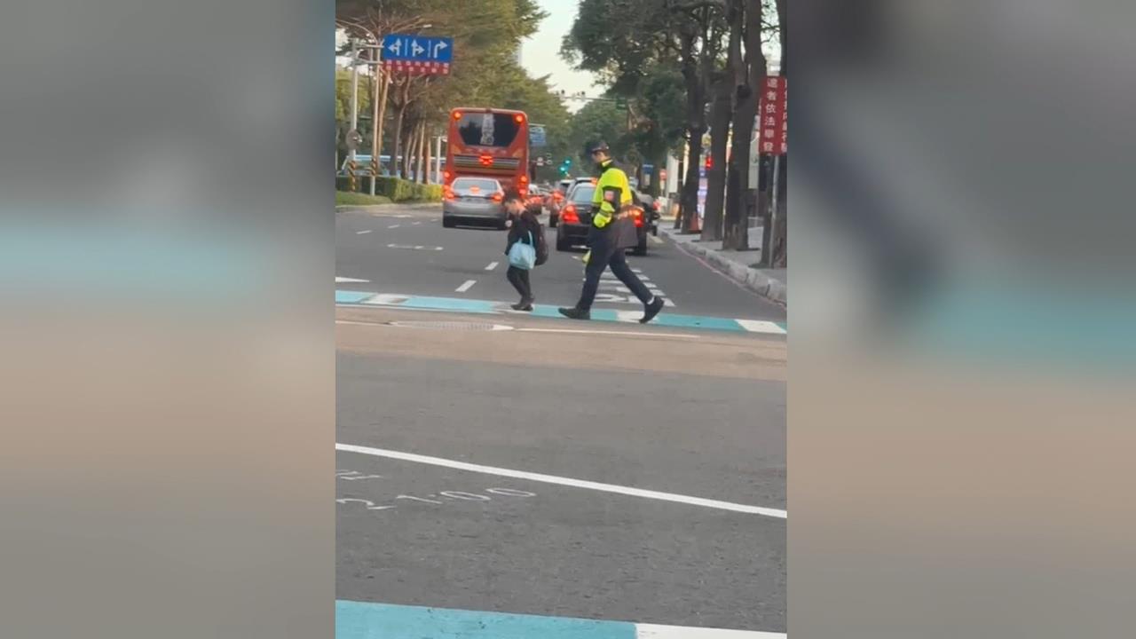 暖！男童過馬路「警跟後頭守護」　本尊現身接受表揚
