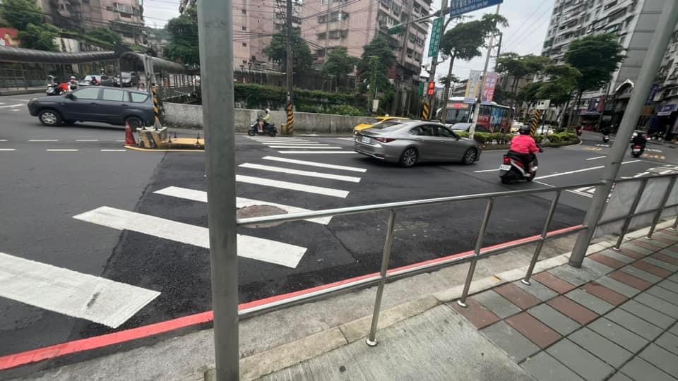 單一車道路幅寬「足夠兩車併行」　違規車主收罰單不滿痛批馬路陷阱！