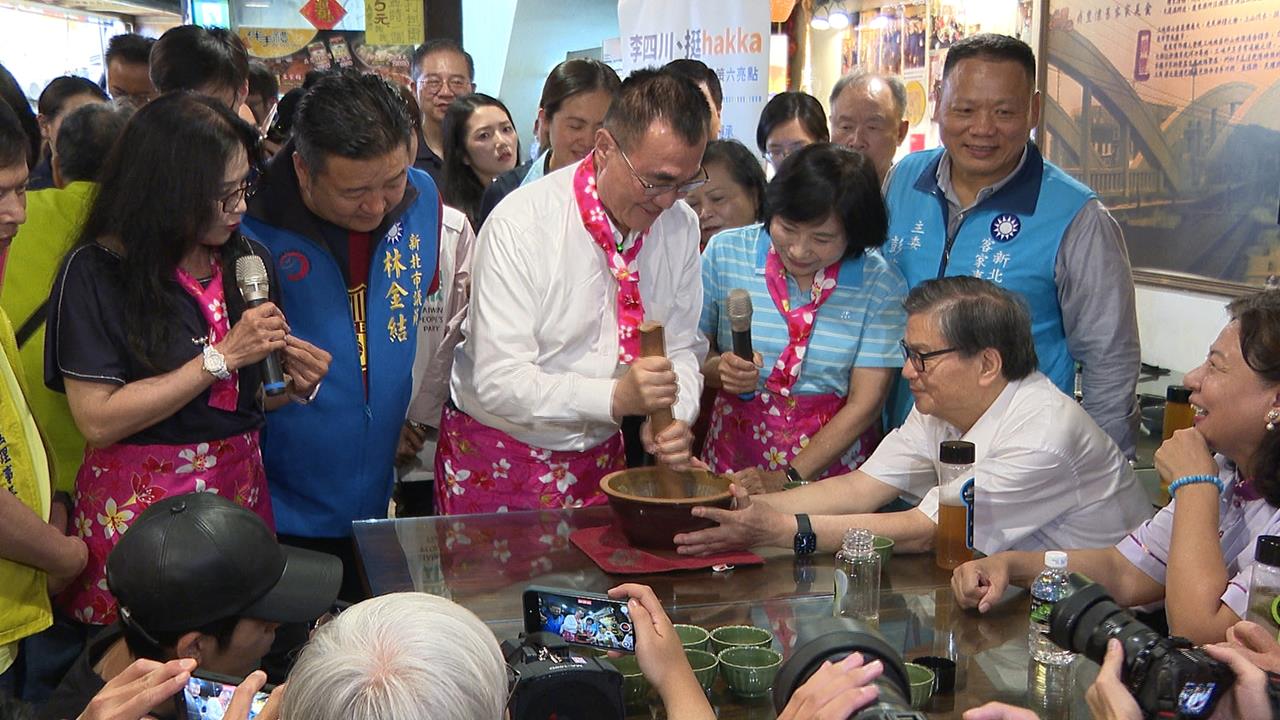 李四川喊藍白合造勢　白營小雞卡位失敗被冷落