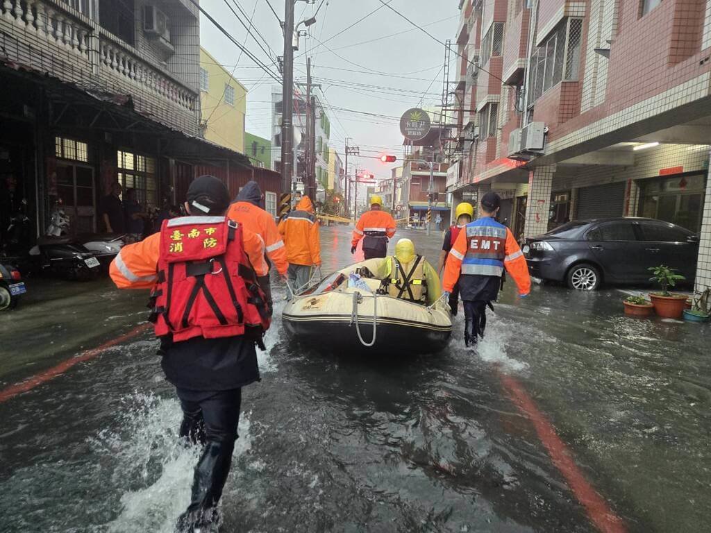 台南安定淹水　消防局出動小艇助洗腎民眾就醫