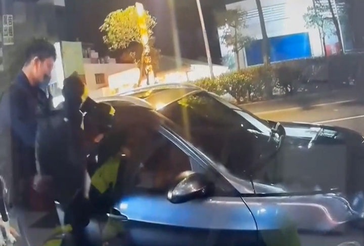 6個月大男嬰遭反鎖車內 鎖匠還在放假!桃園警破窗救援