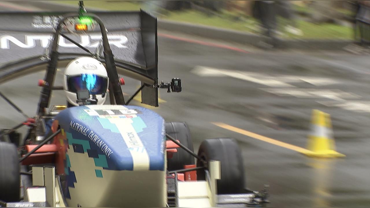 台大電動方程式賽車EP6亮相　甩尾校園驚豔眾人！