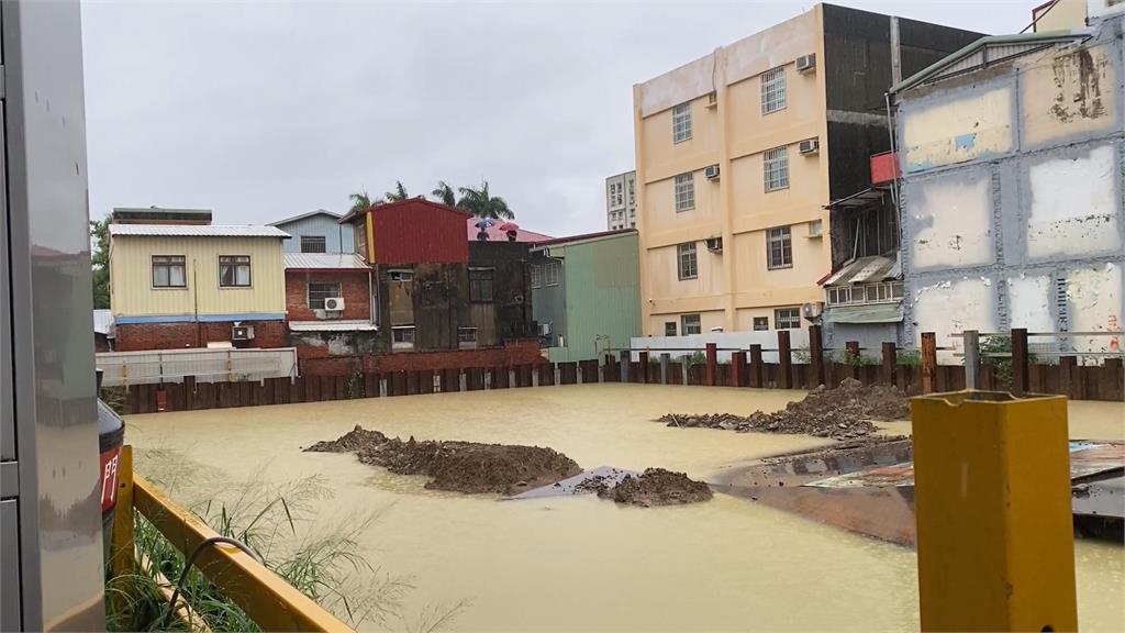大樓工地出現「游泳池」？　居民憂擋土牆若倒拖垮屋