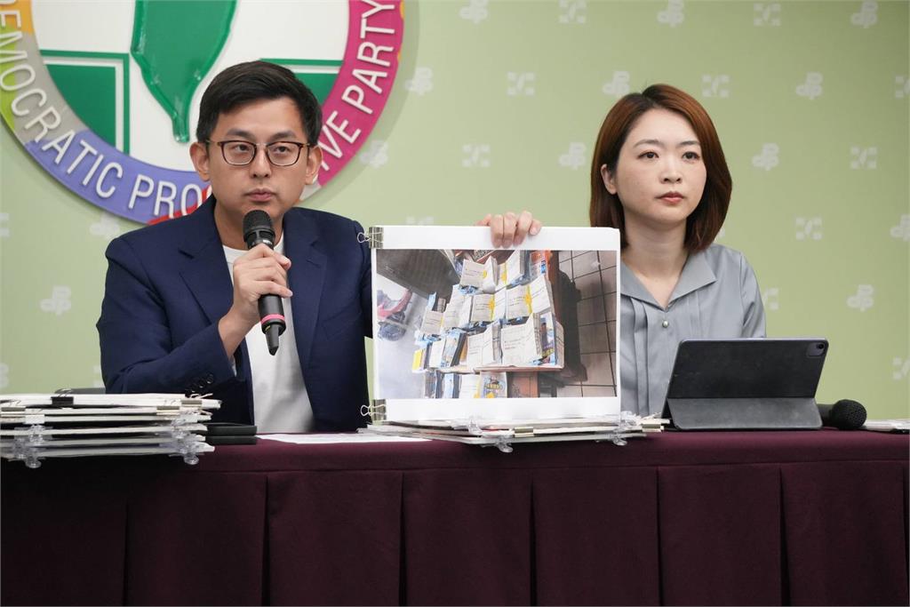 快新聞／民眾自發？藍執政縣市「選舉公報夾反罷文宣」　綠轟：不違法不會選