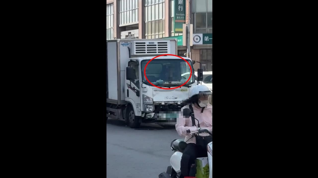 苗栗曳引車為閃車撞民宅　台中物流車等紅綠燈睡著釀回堵