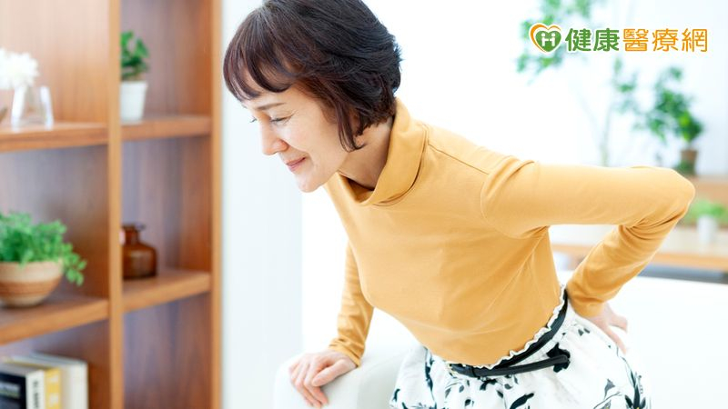 警惕「駝、矮、痛」恐是骨鬆前兆！醫教：保鈣護骨三步驟