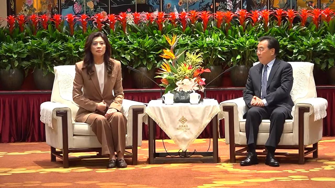 中國官員蹦「看過你視頻」　鄭麗文秒轉身、網酸嚇到背骨仔？