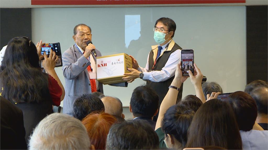 「口罩國家隊」發揮愛心康那香捐贈台南醫護 學生百萬片口罩