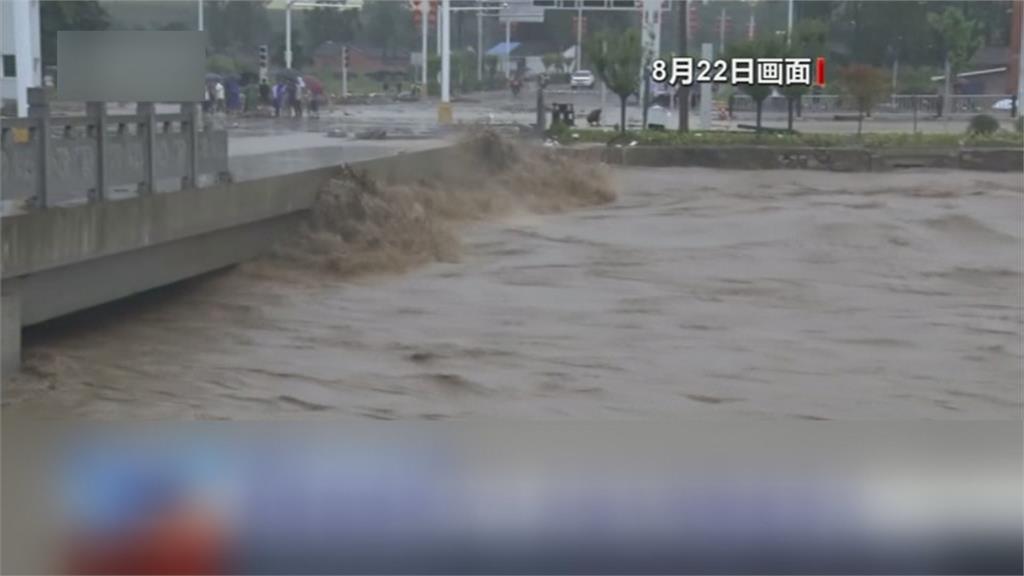 30個暴雨紅色預警同時生效　中國淹怕了！鄭州高架橋秒變停車場