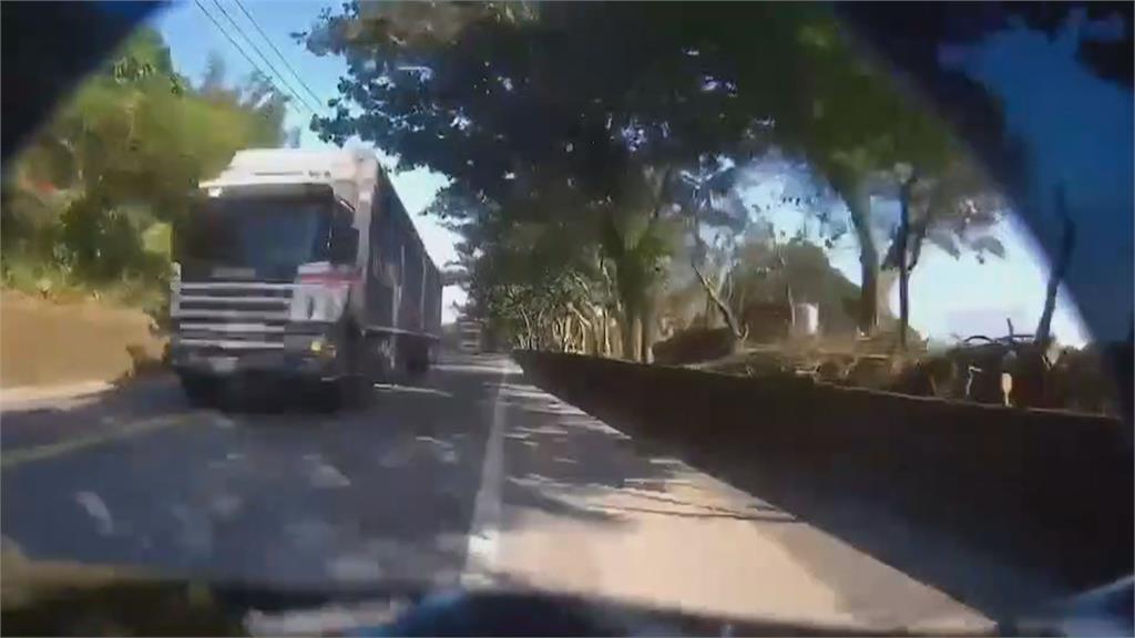 看不見雙黃線？大貨車集體違規超車　對向機車險被「擊落」急躲路肩