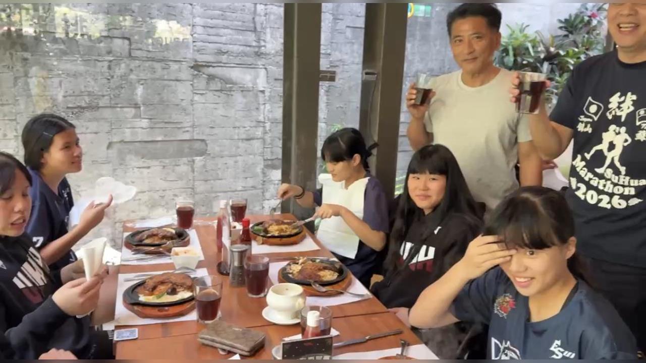 文武雙全制霸全國! 文化國中直笛團、女籃隊雙金入袋 蘇澳鎮長李明哲請吃排餐