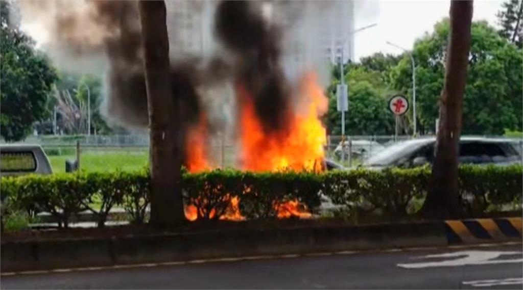 台南驚悚開到一半火燒車！　73翁急跳車　燒到一旁收費柱