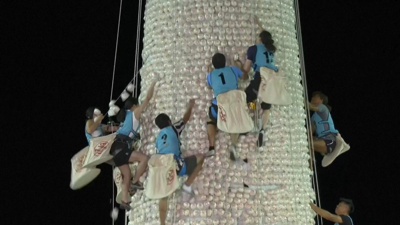 香港長州搶包山決賽! 參賽者化身「蜘蛛人」奪平安包