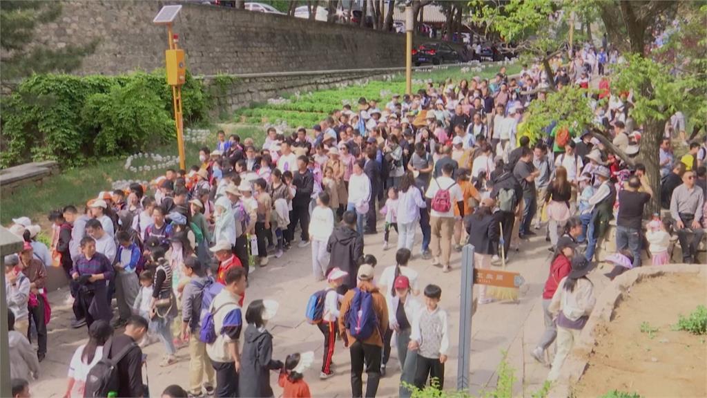 中國五一長假風景區擠爆！人多到被推著走　網諷：人情味十足