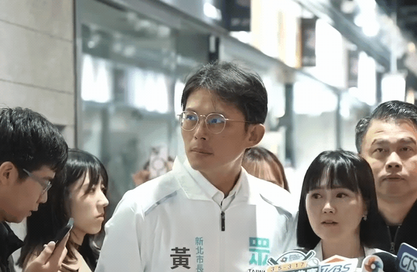 柯文哲遭學妹突襲「竟是被設局」?黃國昌躲旁邊「偷做1舉動」遭網酸:太陰了