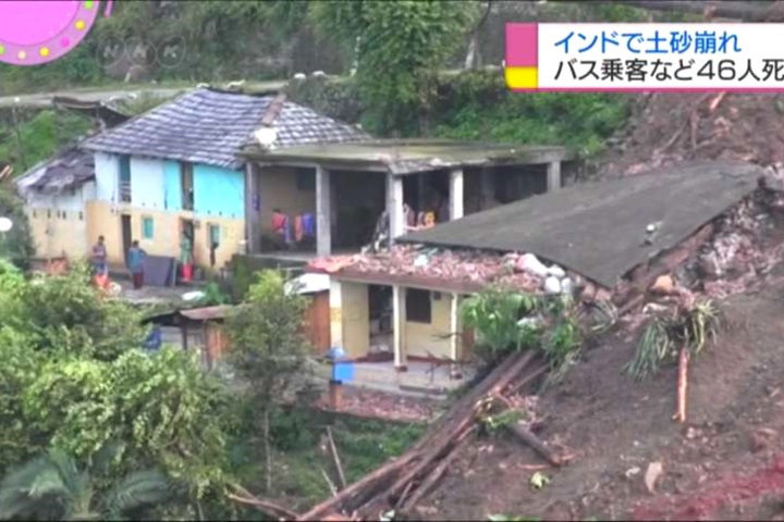 印度豪雨釀山崩 巴士墜谷74死