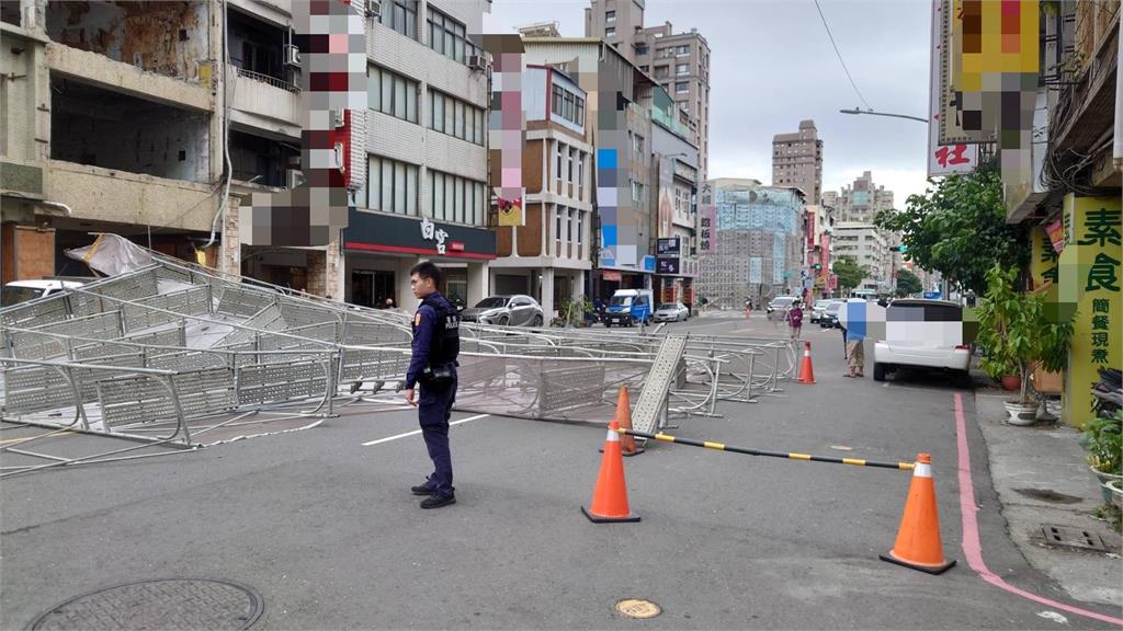 快新聞／嚇人！高雄工地鷹架不敵強風被吹倒　部分道路緊急封閉