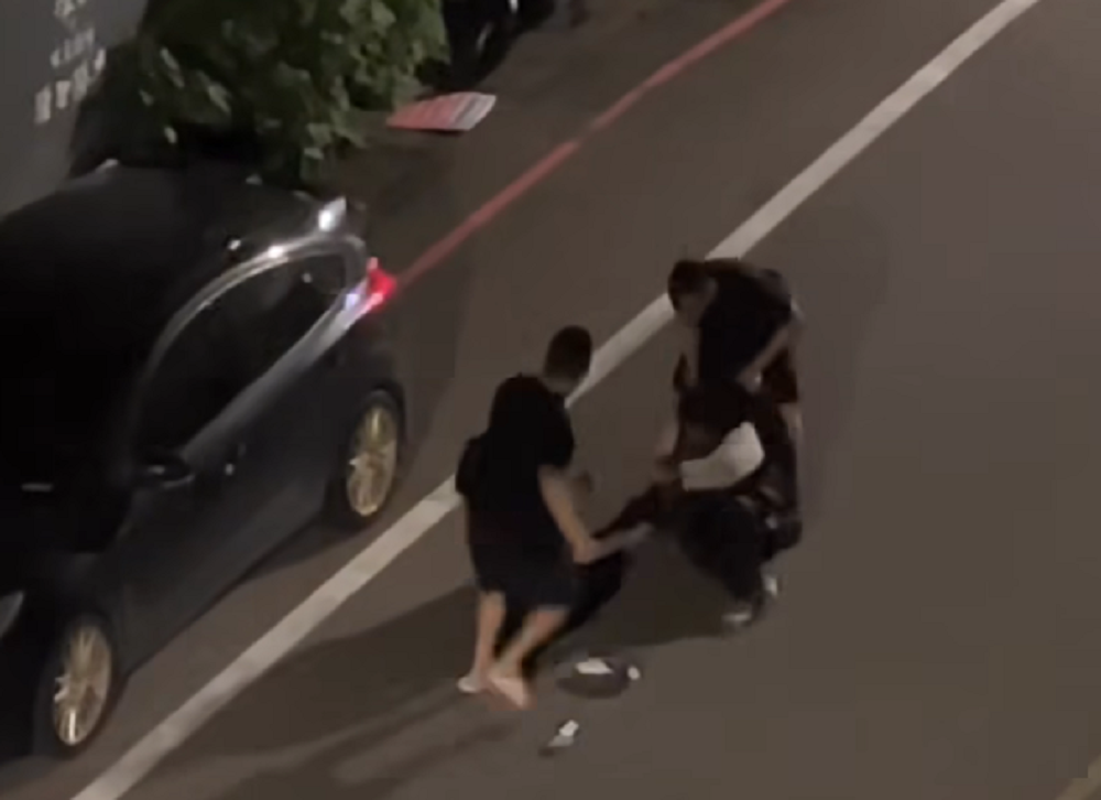 疑流浪漢遭醉漢當街毆打　壢警出手了