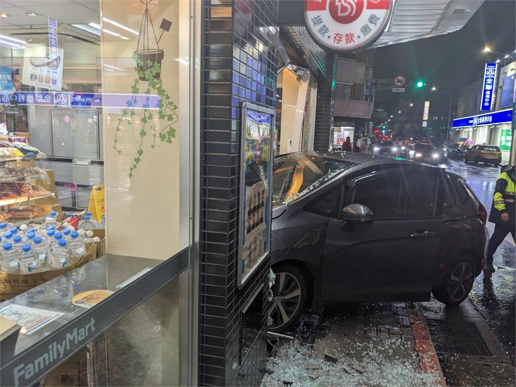 快新聞／北市中山區「小客車撞進超商」　玻璃碎滿地畫面曝