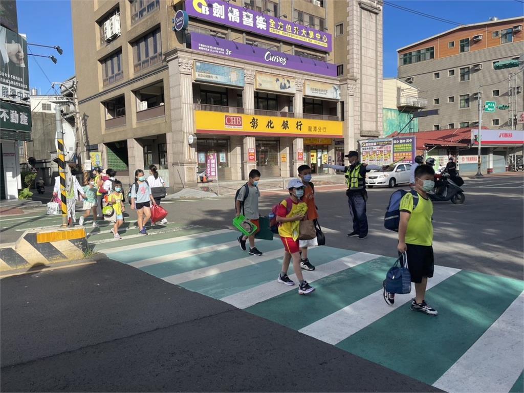開學日！龍警前進校園周邊　加強巡邏治安死角