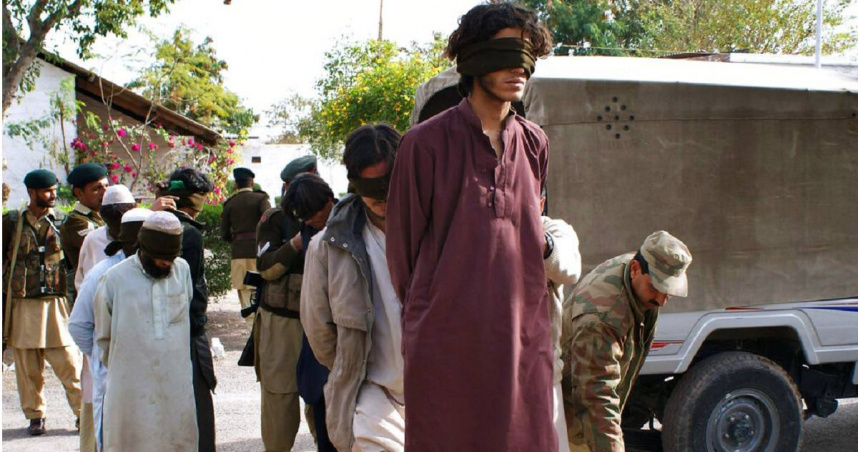 13歲童被迫開槍處決殺人犯「現場8萬人圍觀」 塔利班令兒童執行死刑全球震怒