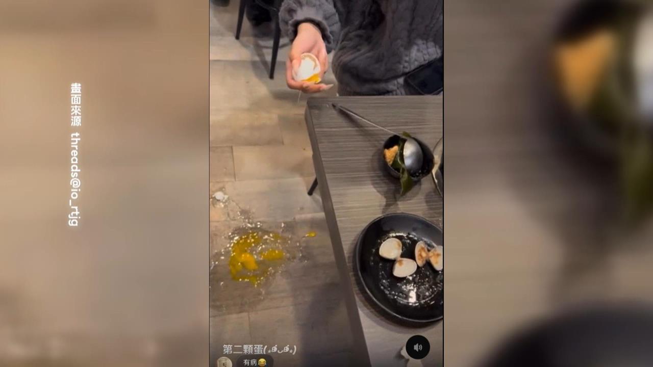 無聊當有趣？３女　火鍋店用餐　連打２顆蛋「掉地」　嬉笑畫面引熱議