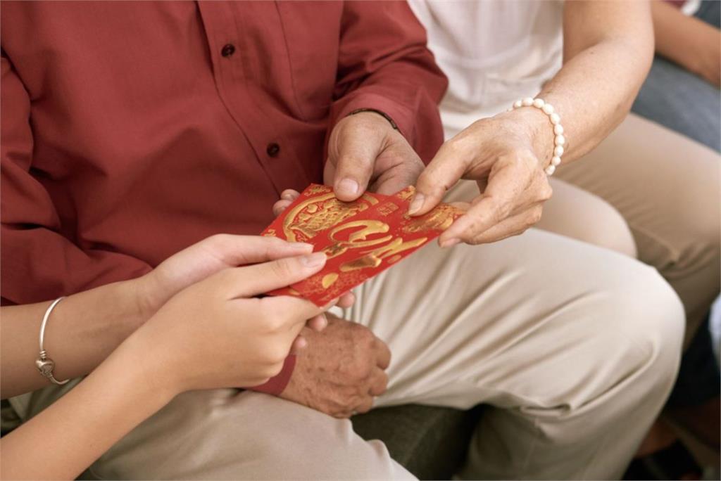 紅包錢先別急著花!掌握除夕財運翻倍祕技 專家揭「發財金」最佳存入時機