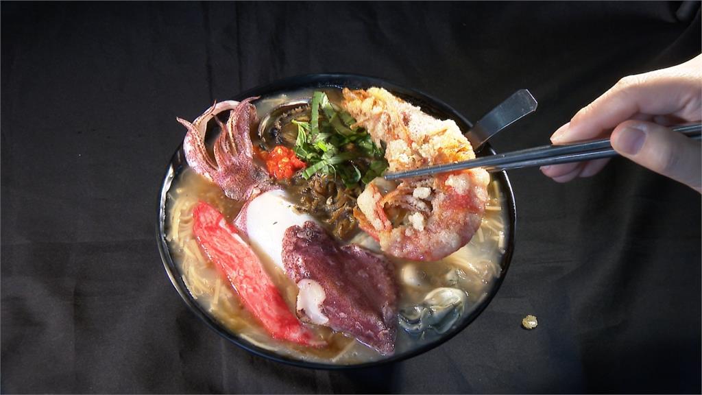 海鮮控別錯過！痛風麵線湯頭藏精華 天使蝦、中卷、九孔滿滿一碗