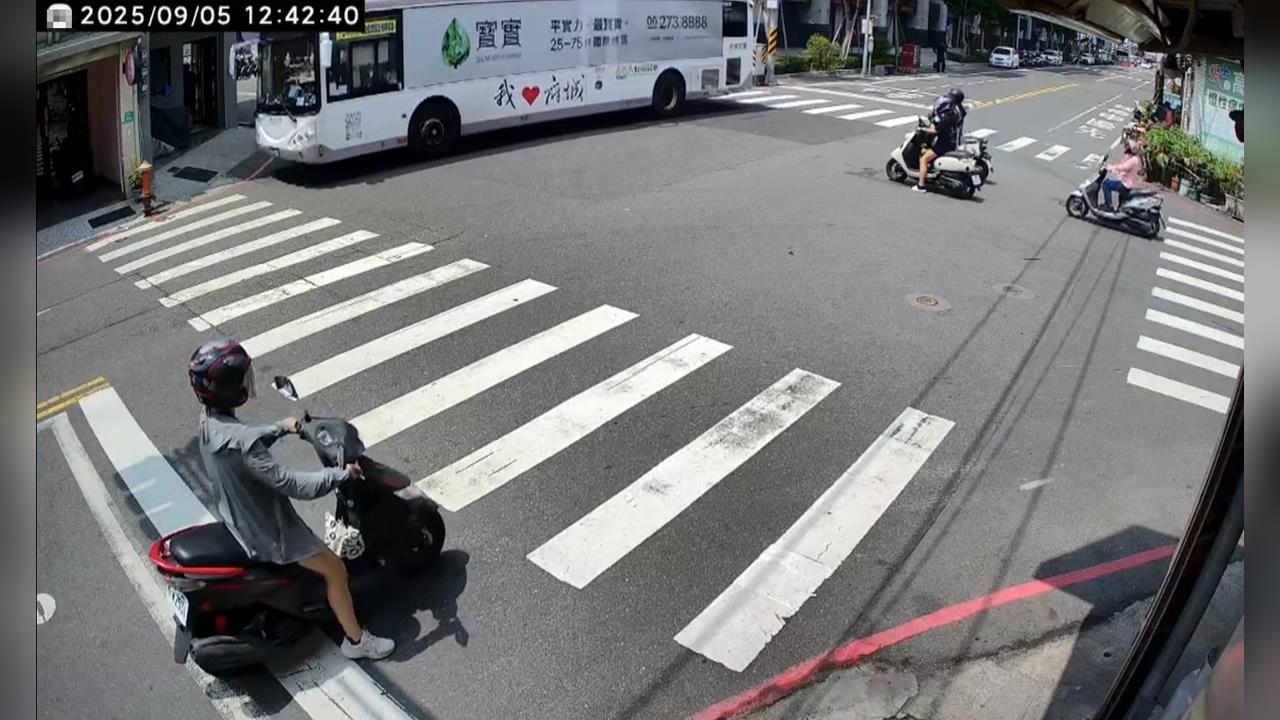 台南公車失控撞進民宅　消防栓撞斷噴「３公尺高水柱」