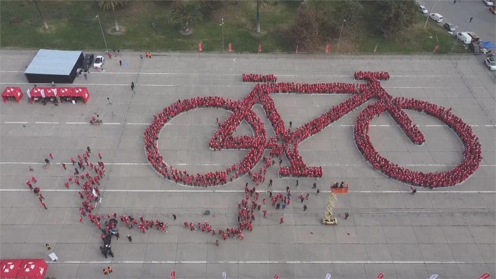 智利數千人排「巨型腳踏車」畫面超壯觀！　試圖打破金氏世界紀錄