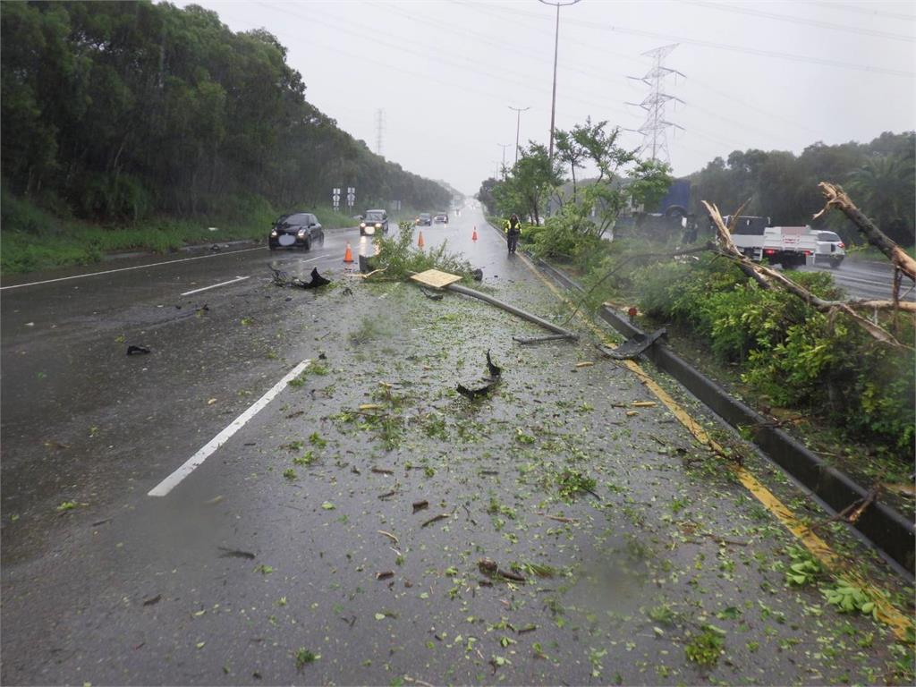台中向上路六段又車禍　駕駛「長上坡」打滑自撞翻車