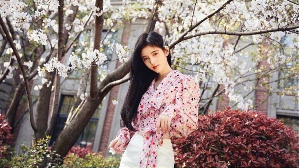「4千年一遇美女」穿古裝飄仙氣　特寫鏡頭驚見「頭禿1塊」網看傻眼