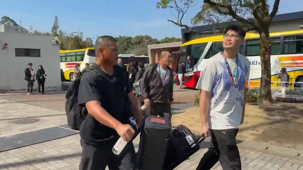 WBC台灣隊抵宮崎球場 球迷高舉陳傑憲球衣迎接