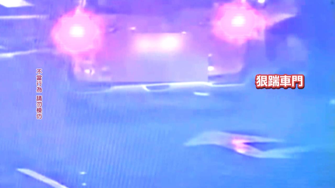 女打不開車門男護花心切上前猛踹　跟小黃運將爆衝突