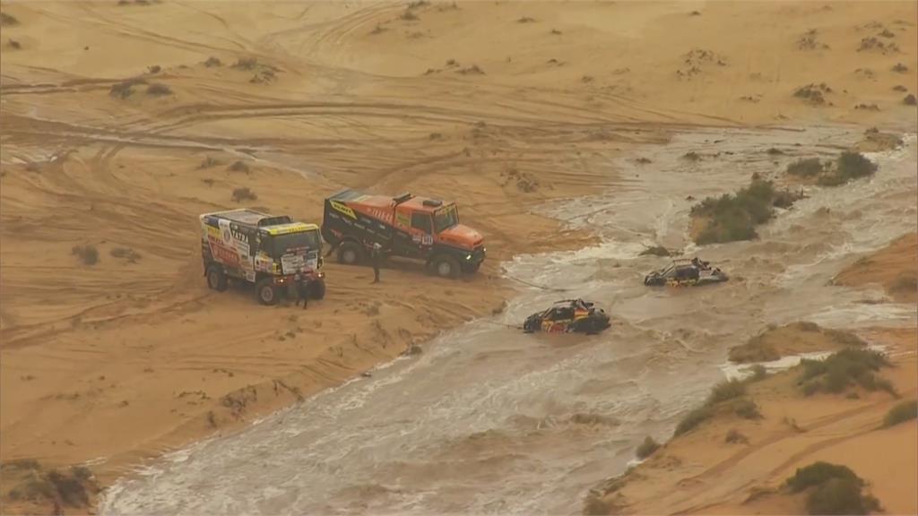 史上最危險越野賽！達卡拉力賽　2台紅牛賽車受困湍急溪水
