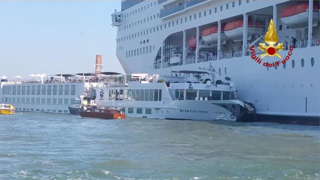 威尼斯郵輪進港 連撞觀光船、碼頭釀4傷