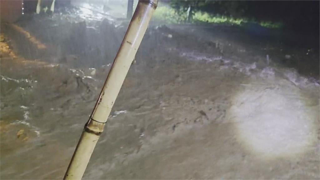 驚險！那瑪夏野溪暴漲沖刷民宅　湍急泥水流竄路面