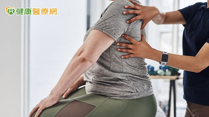 跌倒背痛三個月沒好痛到掛急診 竟是脊椎出了「這個」大問題