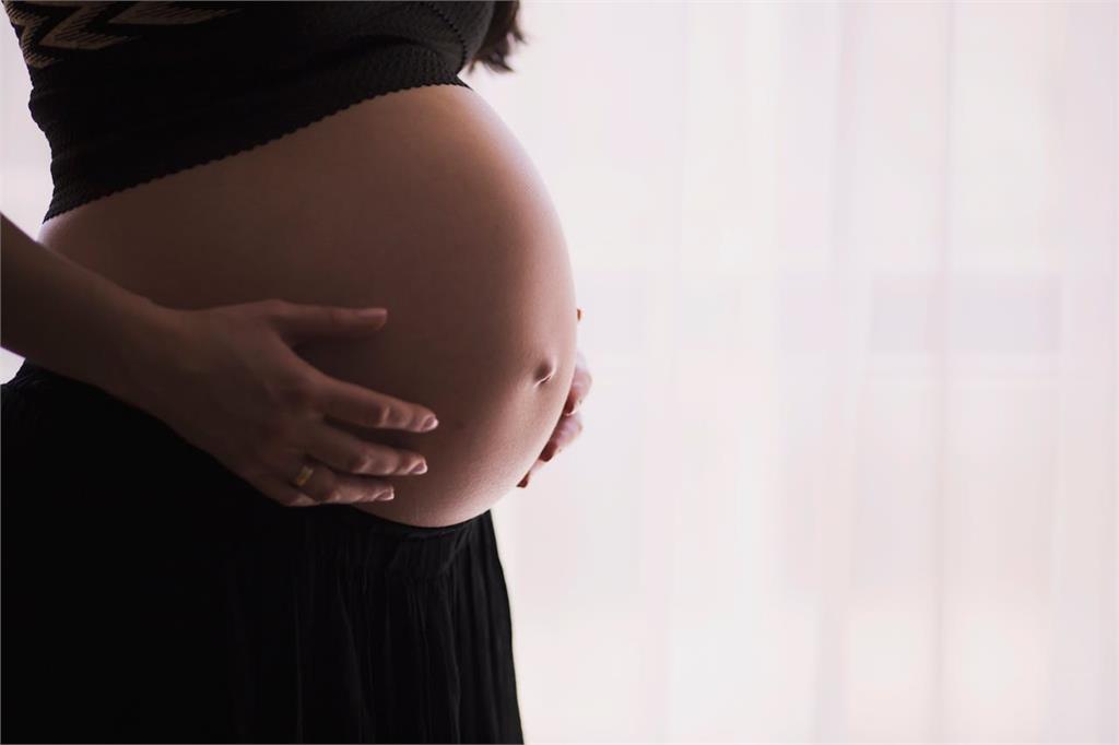 33週孕婦急問「能否早點生」？台大醫剖腹見「這狀況」：小孩向媽媽求救
