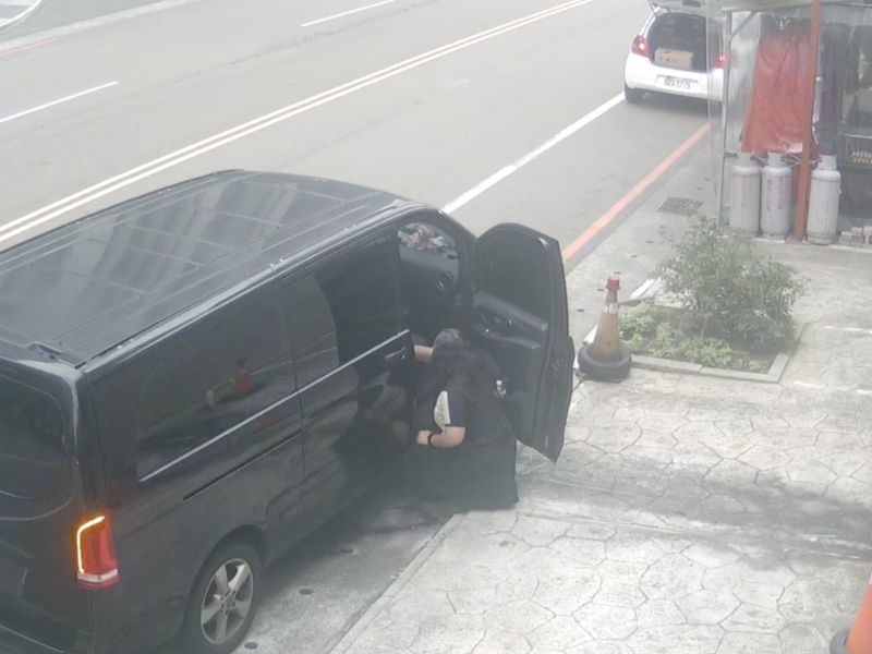 開賓士卻隨地排便?苗栗女駕駛路邊便溺全都錄 網友直呼傻爆眼