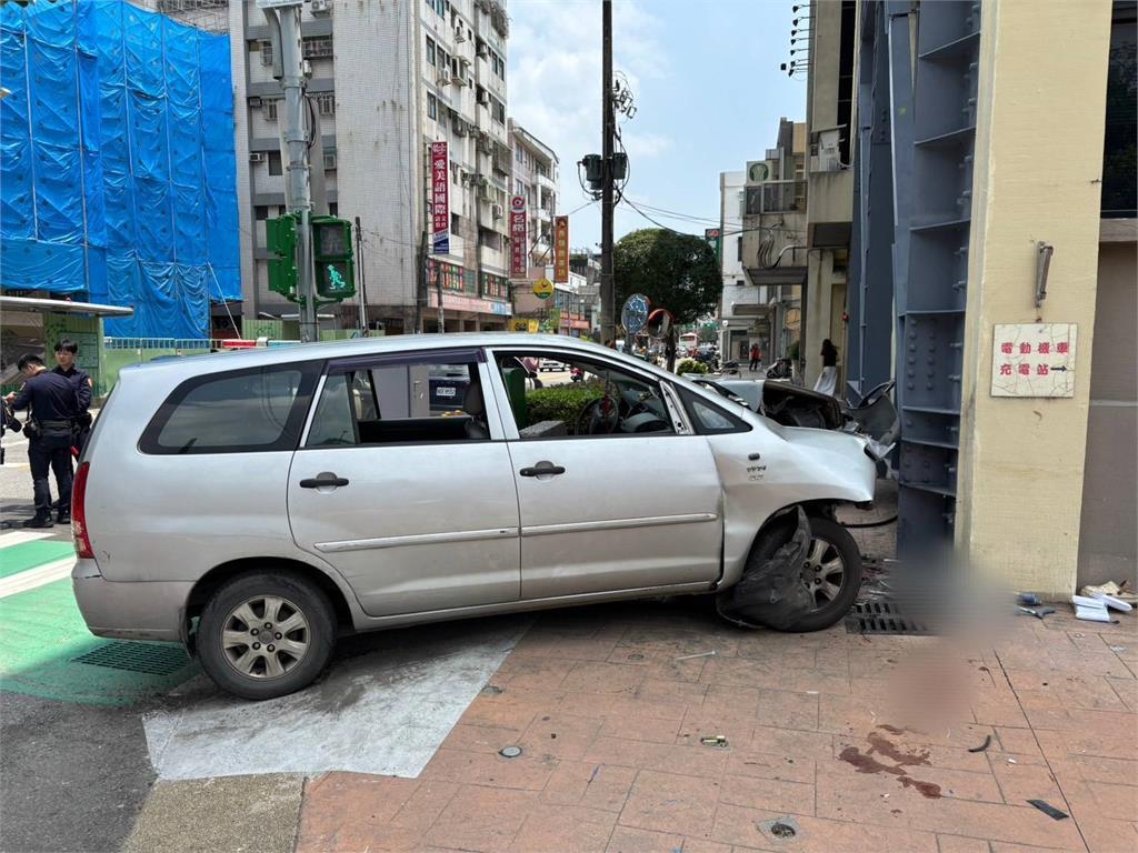 快新聞／八德區嚴重車禍！區公所前「轎車猛撞行人」　男子無呼吸心跳搶救中