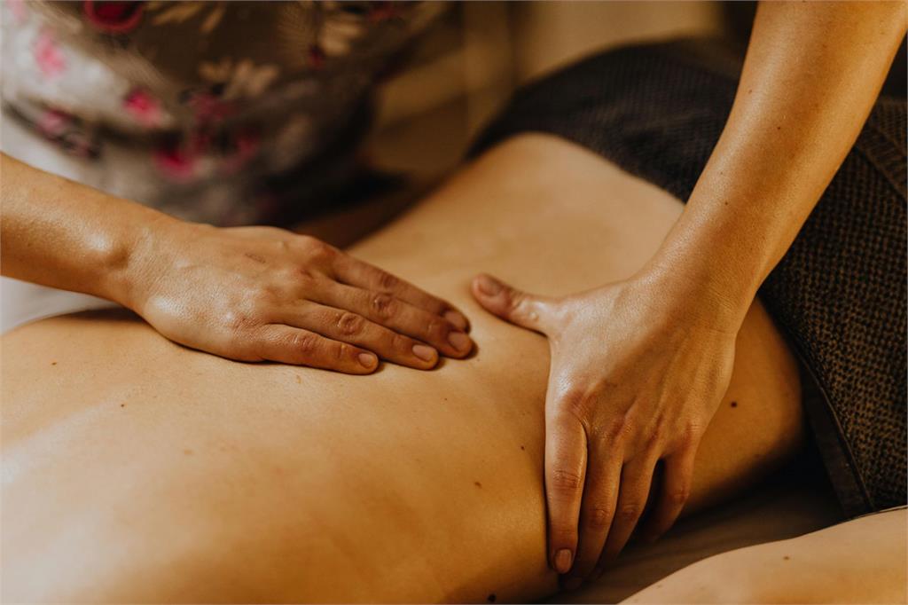 硬掰她雙腿稱「有白白的」強舔私密處 噁男按摩師狂問:舒不舒服?