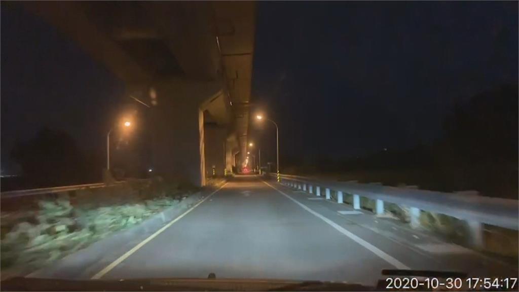 台南台鐵便道路燈又跳源 市府要求台電傍晚五點半前亮燈
