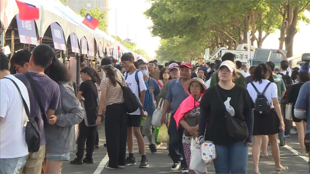 大賺國慶焰火財！人潮湧入虎尾　　攤商增加備貨量