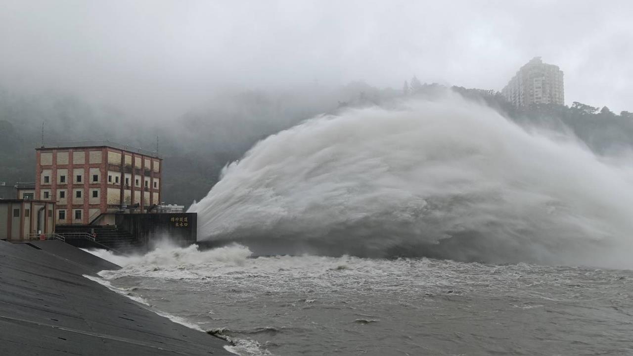 快新聞／北台灣雨彈狂炸！陽明山昨降雨464.5毫米　今仍有豪大雨